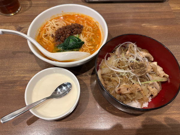 「日替り定食（豚バラ塩焼肉丼＋半担々麺）1,100円→750円」@陳麻家 高崎駅西口店の写真