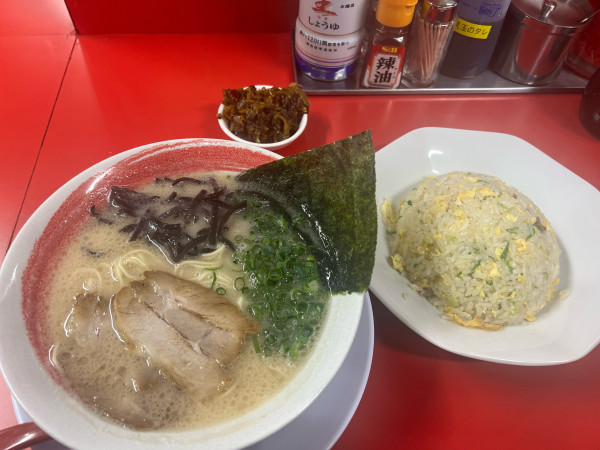 「ラーメン +半チャーハン(ランチセット) +からし高菜」@豚骨ラーメン まる星商店の写真