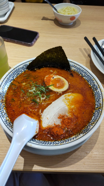 「醤油とんこつ(赤) 869円」@丸源ラーメン 横浜都筑店の写真