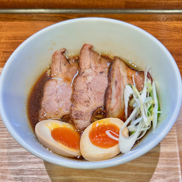 特製タカイドブラックプレミアム（写真：1350円）＋煮干そば（1100円）