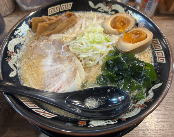 「札幌味噌（大盛）＋味玉＋半ライス」@北海道らーめん 熊源 下北沢店の写真