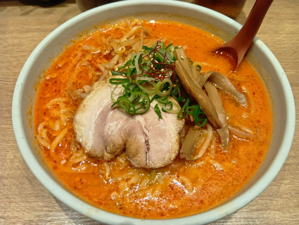 「辛味噌ラーメン大 ランチサービス小ライス」@札幌らーめん 北の大地 新宿三丁目店の写真