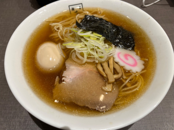「煮卵入りあごだし醤油ラーメン：960円」@麺匠 玄龍の写真