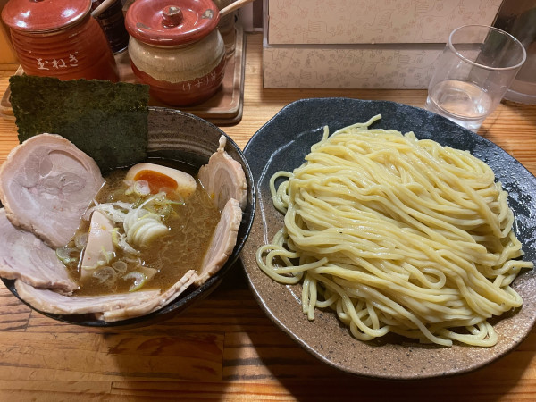 「つけ麺（大盛り）＋味玉チャーシュートッピング」@つけ麺屋 やすべえ 秋葉原店の写真