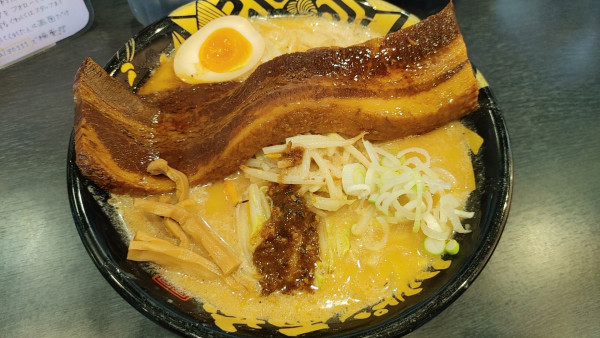 「一本角煮たれ味噌らーめん」@ハルピン味噌ラーメン 雷蔵 広丘駅前店の写真