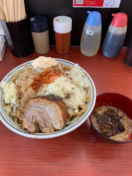 「混ぜそば（特盛）＋粉チーズ＋ブタカスアブラ」@ラーメン一太豚の写真