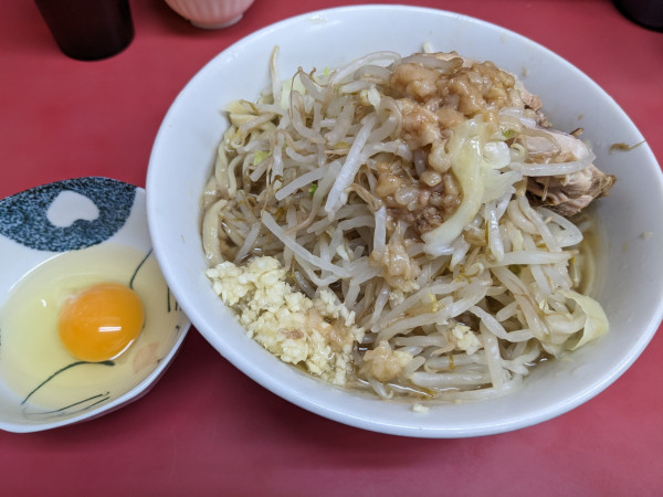 「少なめ＋生卵」@ラーメン二郎 小岩店の写真