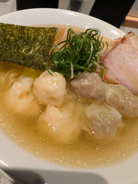 「贅沢ワンタン麺」@ワンタン麺専門店 たゆたふの写真