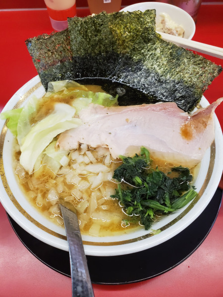 「ラーメン並」@家系ラーメン王道家直伝 との丸家 松飛台店の写真
