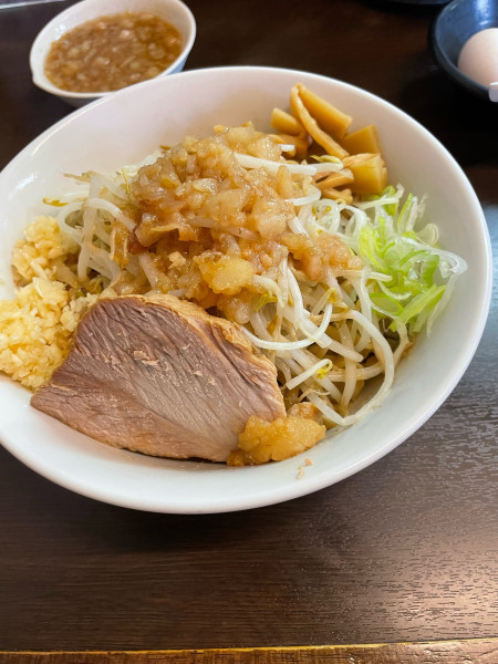 「油そば（中）1050、小口ねぎ50」@ラーメンどでん 大宮店の写真