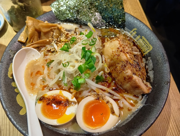 「やっとこらーめん 小ライス」@三代目やっとこ 六天魔の写真