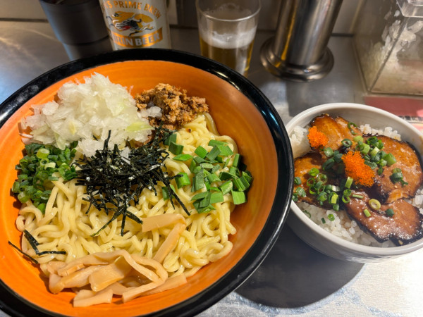 「キリン一番搾り小瓶〜辛油そば大盛　ミニチャーシュー丼」@油や鹿鳴の写真
