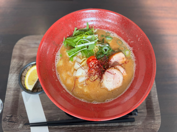 「辛煮干し鶏白湯 塩(カットレモン付き)1100円」@麺や うえ村の写真