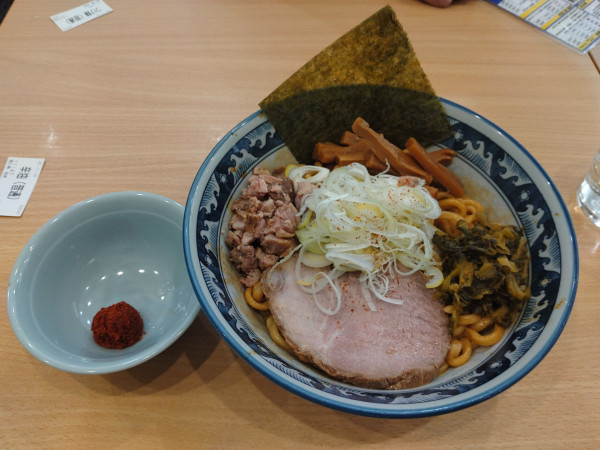 「辛油そば(割スープ付)¥1000-」@兎に角 柏店の写真