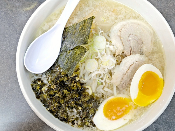「ハッスル塩ラーメン＋半熟味玉＋高菜」@ハッスルラーメンホンマ 亀戸本店の写真
