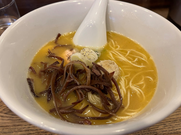 「博多水炊き醤油らーめん」@麺屋すみすの写真