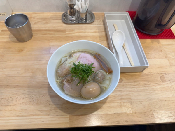 「Mix ワンタン　塩　味玉トッピング」@地球の中華そばの写真