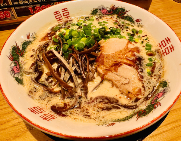 「黒だるまラーメン【880円】」@濃厚豚骨ラーメン だるま一家 府中分店の写真