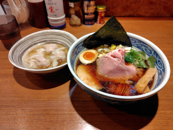 「煮干しそば黒醤油¥980わんたん¥350」@寿製麺よしかわ 川越店の写真