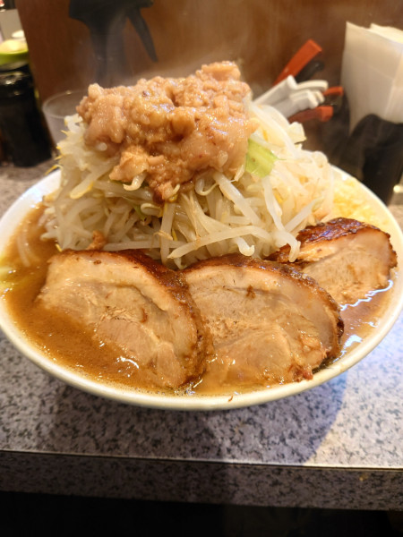 「大ラーメン➕豚2枚  全マシ」@ラーメン宮郎の写真