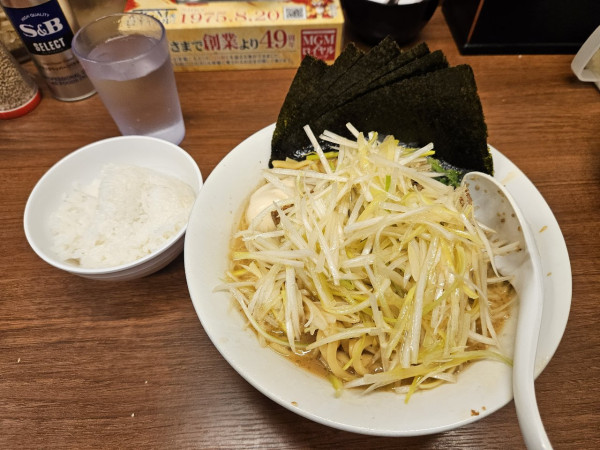 「スペシャル豚骨醤油ラーメン+白髪ネギ」@横浜家系ラーメン 宮本商店 日立相田店の写真