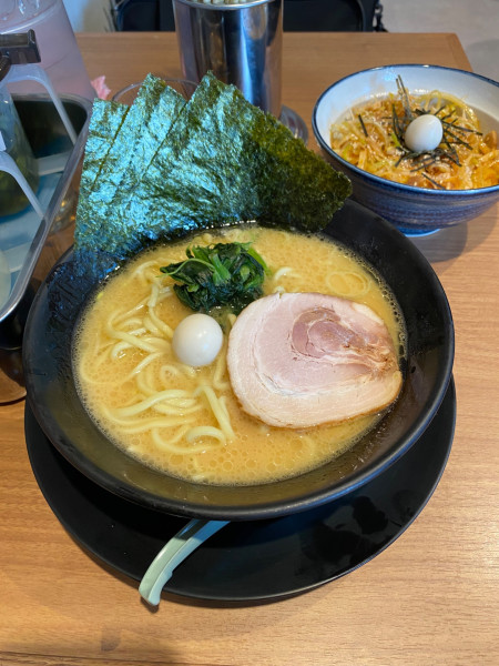 「ラーメン+ネギチャ丼」@横浜家系ラーメン 晴天家 十日市場店の写真