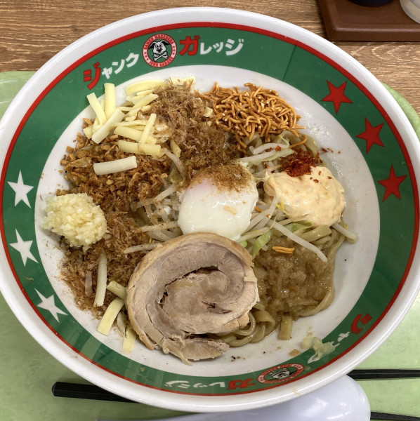 「まぜそば 並（温玉アリ）940円」@ジャンクガレッジ 太田店の写真