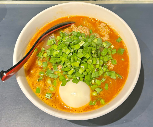 「勝浦タンタン麺 半熟卵 ひき肉 玉ねぎ1050+50+100+1」@じもんの写真