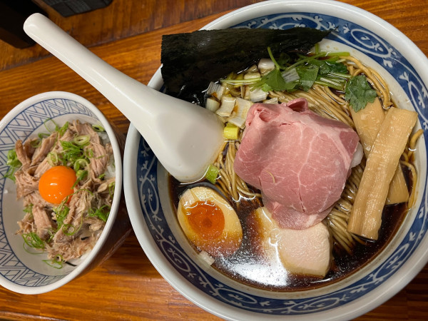 「煮干し蕎麦　黒醤油＋ほぐし豚丼」@中華そば よしかわの写真