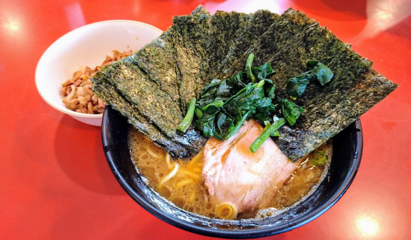 「ラーメン(味濃いめ･麺硬め)+海苔･叉焼まぶし」@家系総本山 ラーメン吉村家の写真