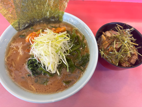 「キムチワカメラーメン　ミニチャーシュー丼」@ラーメン大将 六浦店の写真