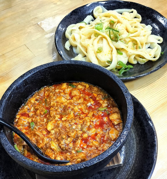 「麻婆つけ刀削麺 900円」@福来源の写真