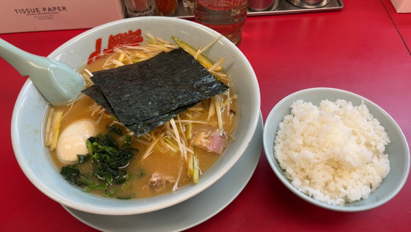 「醤油ネギラーメン、たまご、半ライス」@ラーメン山岡家 小山駅南店の写真