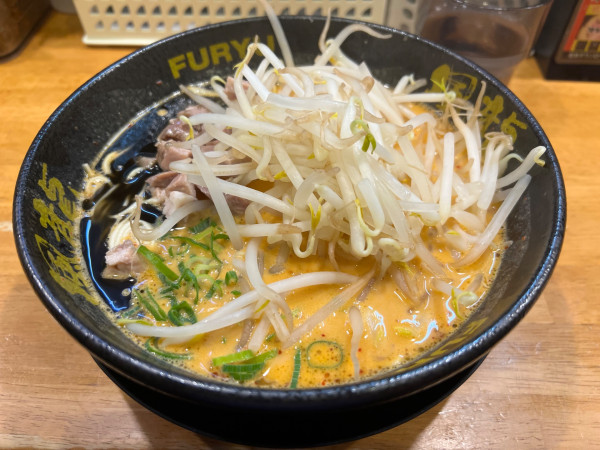 「辛味噌黒マー油とんこつラーメン」@とんこつラーメン 博多風龍 新橋店の写真