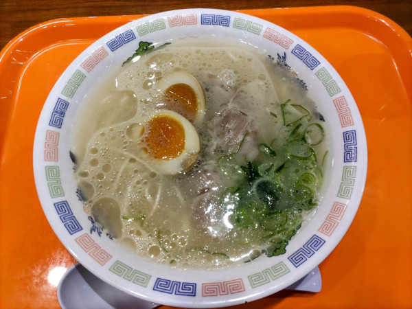 「博多ラーメン フツウ290円＋煮玉子具150円」@博多ラーメン はかたや 川端店の写真
