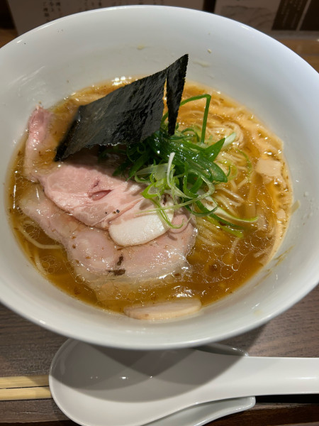 「醤油らぁ麺」@横浜 らぁ麺 めだか堂 横浜モアーズ店の写真