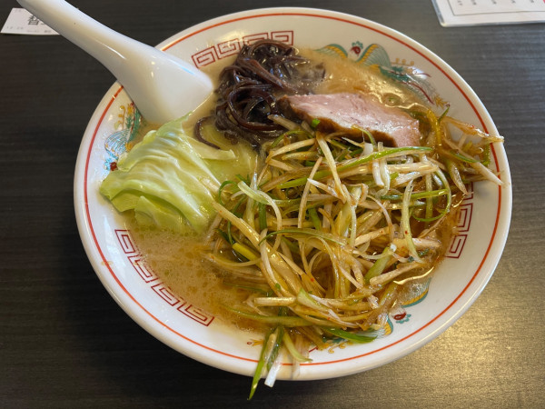 「ネギラーメン・替玉」@ラーメン・ホルモン焼肉育元の写真