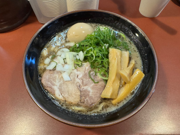 「味玉黒豚骨」@らーめん 豚鬼の写真
