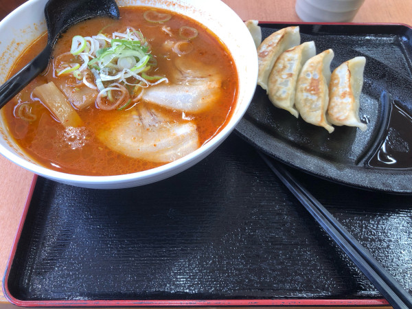 「辛味噌ラーメンと餃子」@大谷パーキングエリア下り スナックコーナーの写真