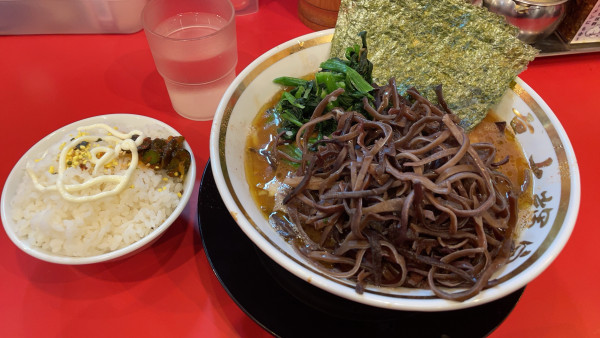 「ラーメン中　キクラゲトッピング」@家系ラーメン 裏大輝家 青物横丁店の写真