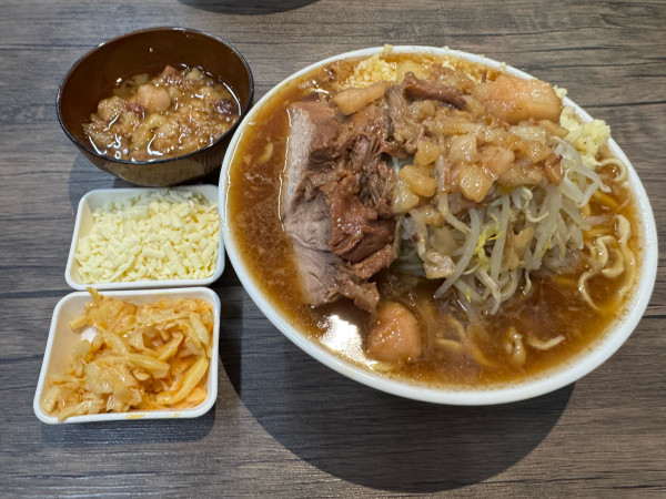 「ラーメン中300g➕味付アブラ・チーズ・穂先メンマ」@ラーメンマルキの写真