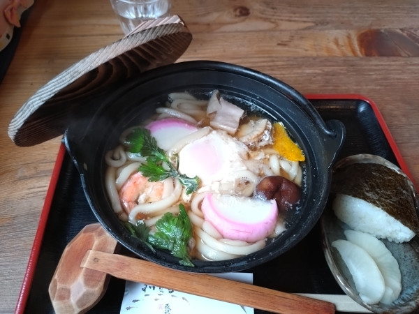 「鍋焼うどん850円（＋おにぎり1個100円）」@峠の茶屋の写真