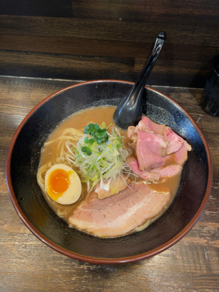 「和風とんこつ+レアチャーシュー（1300円）」@綿麺の写真