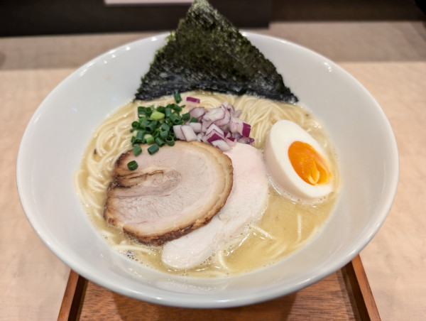 「鶏白湯ら〜めん塩」@麺処 八鶏の写真