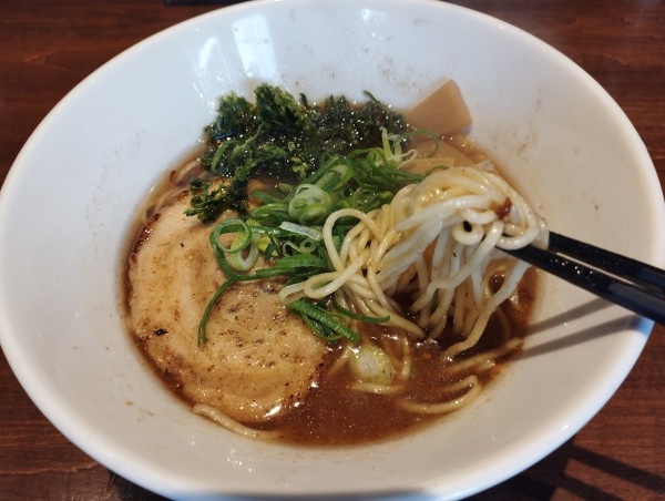 「魚介醤油らぁめん(880)」@麺や いかりの写真