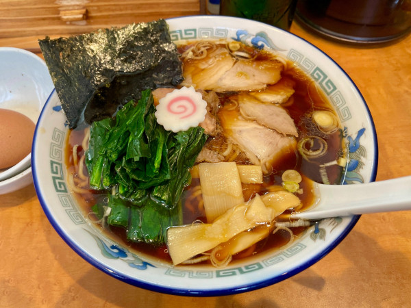 「キリンハートランド＋いぶりがっこ→醤油ラーメン ほうれん草他」@麺屋かむいの写真