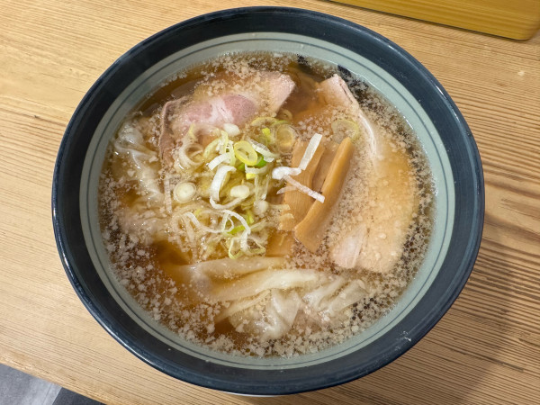 「ワンタンメン　950円」@ワンタンメンの満月 京都拉麺小路店の写真