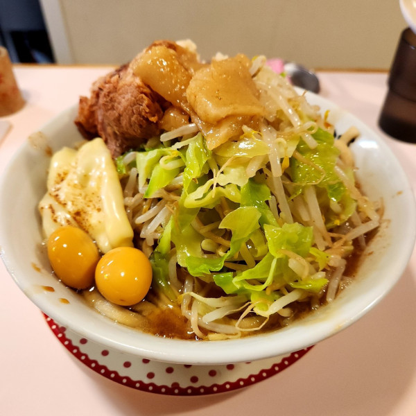 「大ぶた1枚ラーメン ヤサイ、ニンニク、アブラ、青トウ うずらの玉」@成蹊前ラーメン 吉祥寺の写真