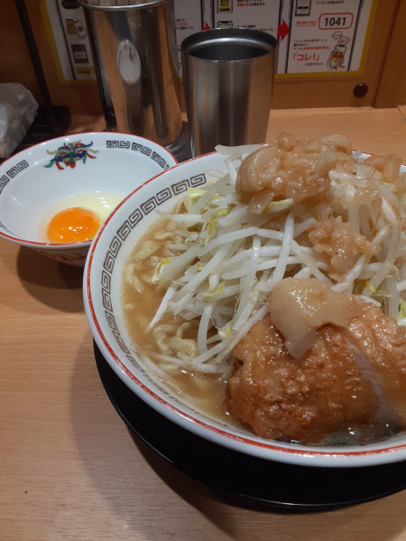 「ラーメン(ニンニクアブラ)、生卵」@豚山 町田2号店の写真