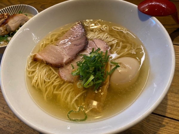 「軍鶏味玉塩ラーメン＋生姜チャーシュー丼」@麺屋 翔 西新宿本店の写真